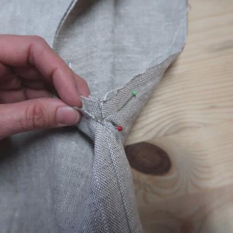 FINISHING SEAMS NEATLY/SIDE SEAM INSERT ON THE ZW CROPPED SHIRT